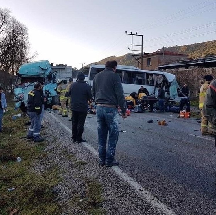 İzmir'de kamyonla servis minibüsünün çarpışması sonucu 4 kişi öldü